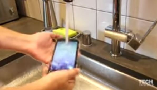 بالفيديو - شاهدوا ماذا يحصل لآيفون 7 بعد وضعه في المياه!