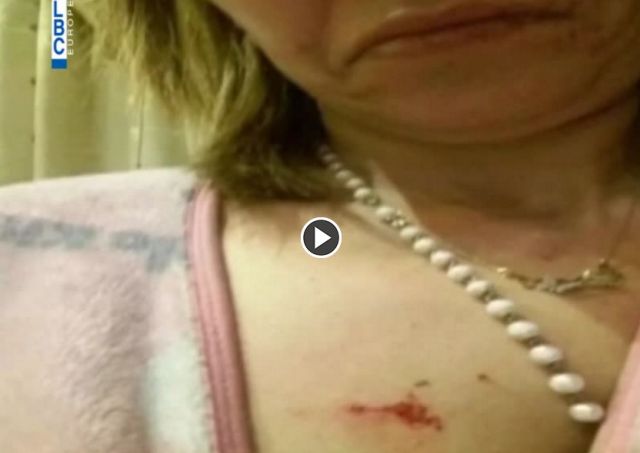 بالفيديو -  لبناني يضرب زوجته ويحتجزها رهينة بقوة السلاح!