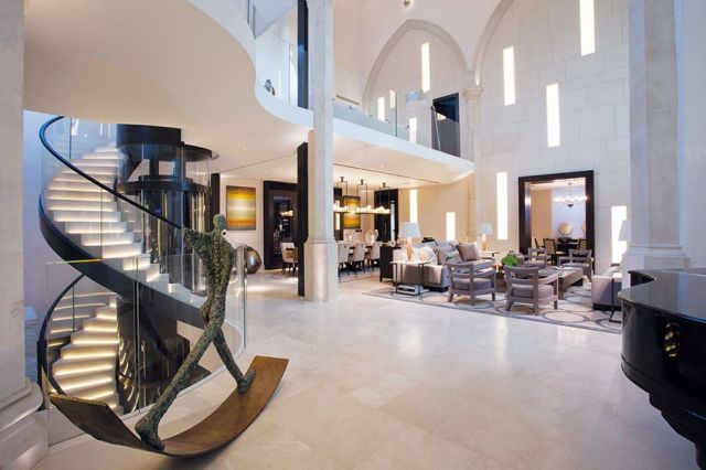 مساحة حرة (لوبي) ملحقة بالصالون وركن الطعام حيث السلّم الحلزوني الملتفّ حول المصعد الذي يخدم الأدوار كلها