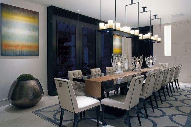 مشهد من صالة الطعام التي زيّنت أرضها الرخامية سجادة فاخرة