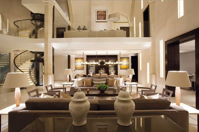 الصالون في الطابق الأرضي مميز بأناقة خاصة وسقف بالغ الارتفاع