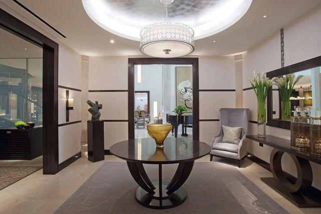 المدخل يتميز بسقف مجوّف ومغطى بأوراق الفضة 