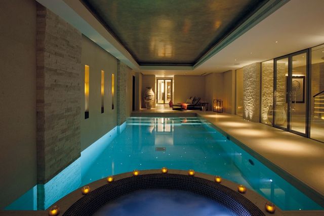 المسبح في الطابق السفلي من المنزل