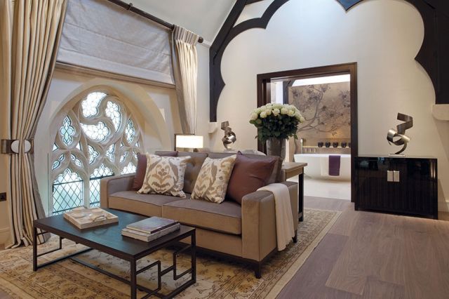 في غرفة النوم الرئيسة، ركن الجلوس قرب النافذة