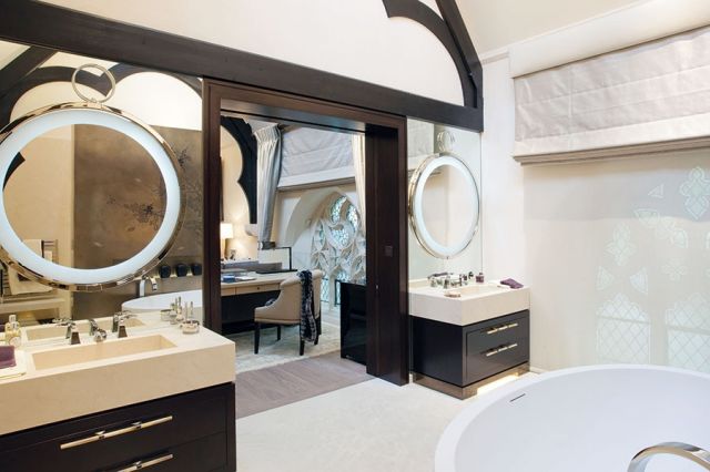 تفصيل من حمام غرفة النوم الرئيسة