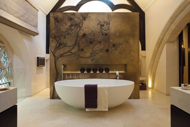 صالة الحمام الرئيسة تم تشطيب أرضياتها، كما سائر المنزل  برخام «كريما المارفيل»