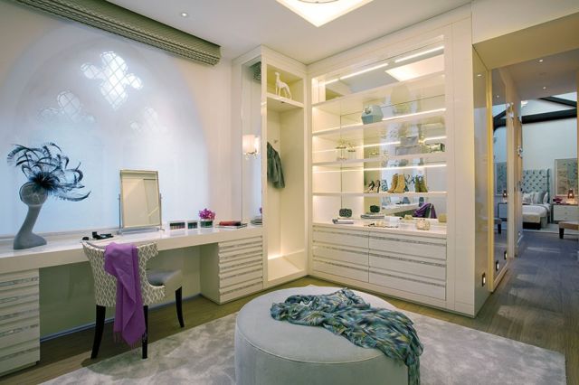 غرفة الملابس الخاصة بغرفة النوم