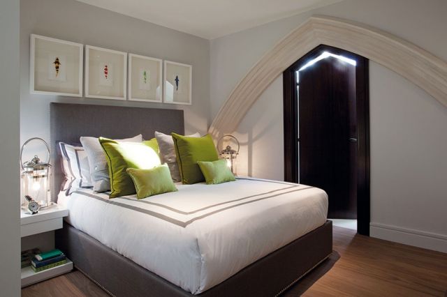 غرفة نوم الدور الثاني صُمِّم بابها بشكل مقوس ليتناسب مع أجواء الداخل