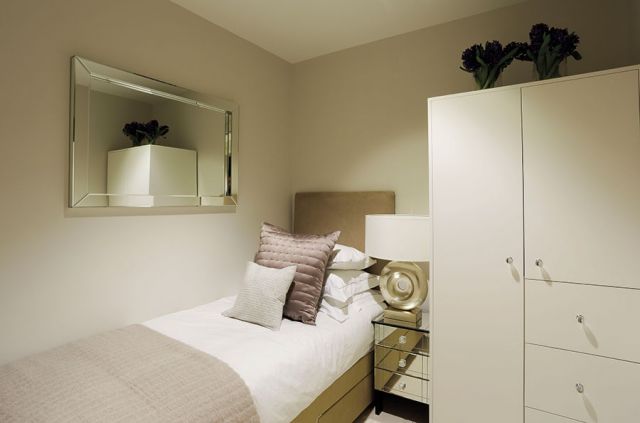 غرفة نوم في الطابق السفلي من المنزل