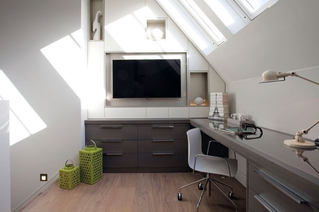 ركن من مكتب خاص بإحدى الغرف يتميز بالبساطة والأناقة