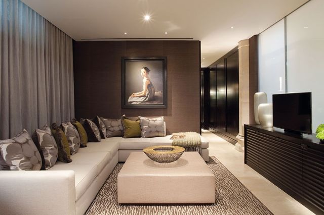 صالة للتلفزيون في الدور الأرضي يفصلها زجاج خاص  قابل للتحول من أكمد الى شفاف بكبسة زر