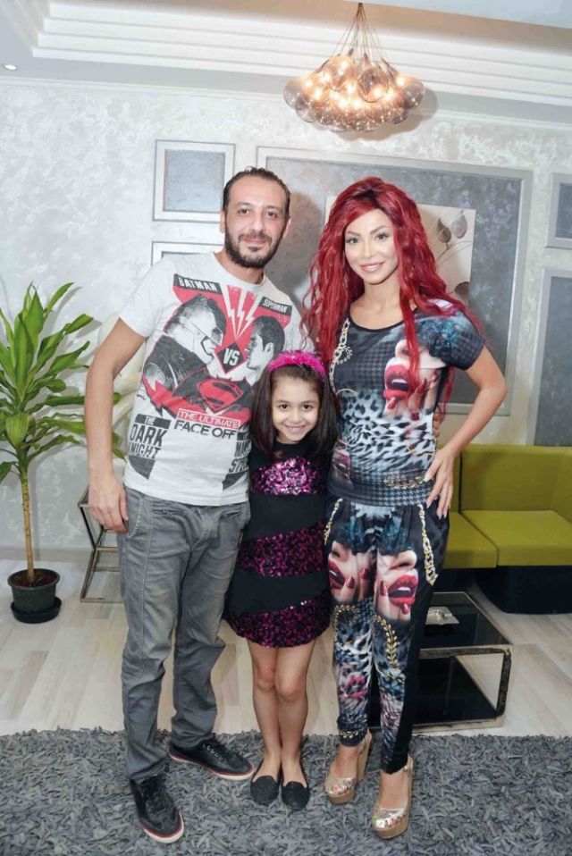 باخوس وزوجته دوللي وابنتهما نور