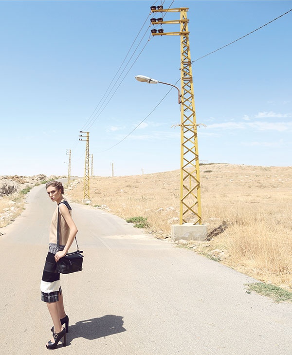 فستان من الصوف المتعدد الألوان من Max Mara. حذاء من Michael by Michael Kors. حقيبة جلدية من Loewe.
