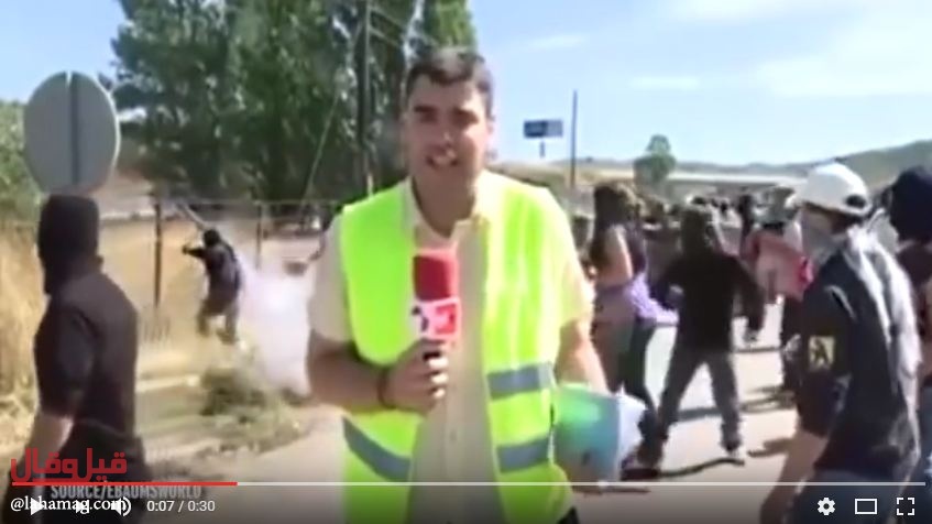 بالفيديو- مراسل ينجو من الموت اثناء تغطيته المباشرة على الهواء.. شاهدوا كيف كاد يقتل