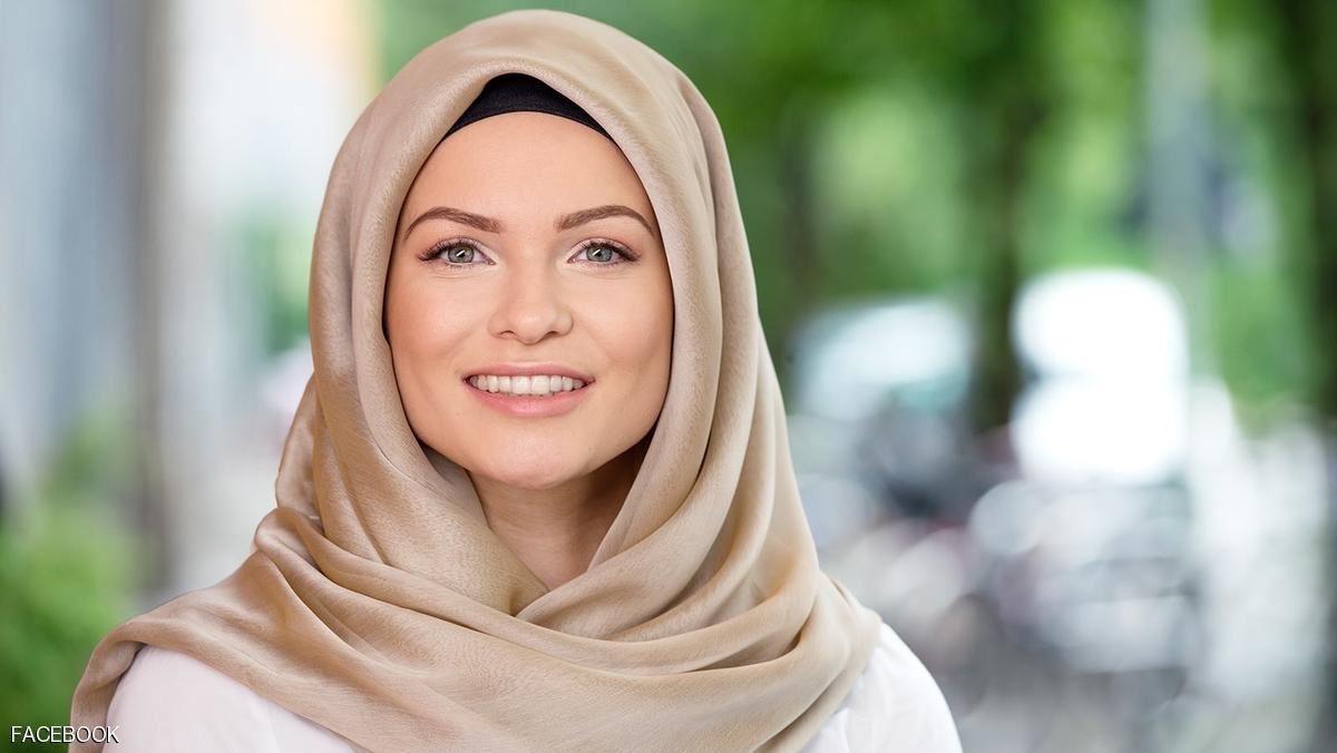 هذه الفتاة الجميلة تثير ضجّة على مواقع التواصل.. ما قصتها!