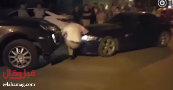 فيديو مروع - شابة تدهس رجلاً حاول فتح باب سيارتها.. شاهدوها