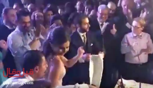 بالفيديو - مفاجأة غريبة من عروس في حفل زفافها.. شاهدوا ماذا فعلت!