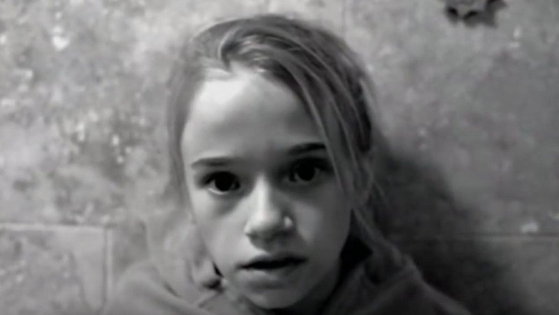 بالصور - بوجه شاحب ظهرت طفلة من نافذة منزل مهجور.. وما وجدته الشرطة مروع وصادم!