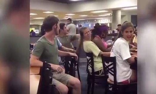 بالفيديو - شاب يفقد وعيه بصفعة من فتاة بسبب مزحة!