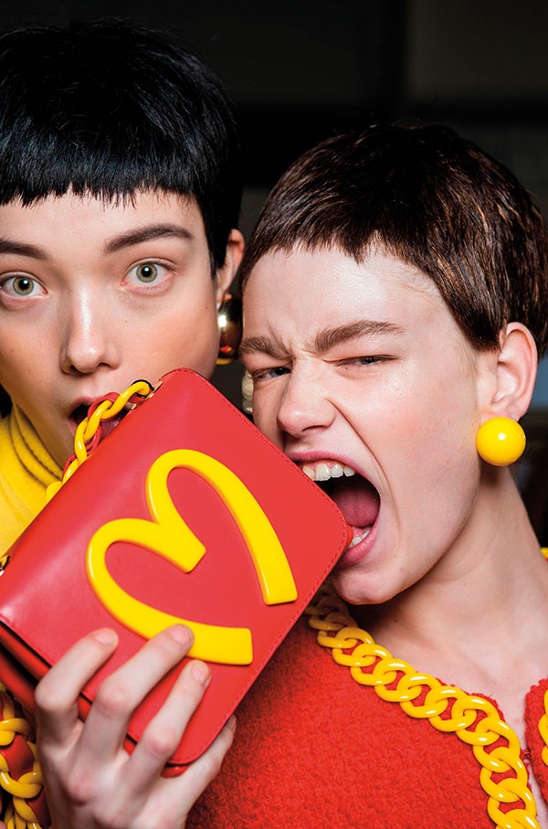 مجموعة Moschino 
لخريف وشتاء 2014-2015 
المستوحاة من علامة الوجبات السريعة ماكدونلدز بألوان الأحمر والأصفر البرتقالي