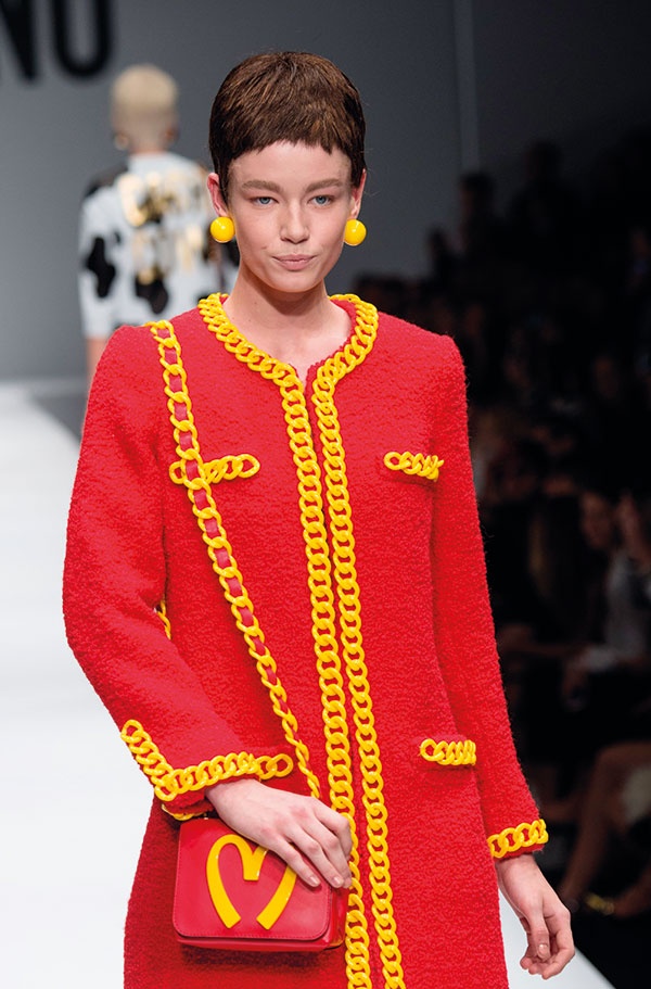 مجموعة Moschino 
لخريف وشتاء 2014-2015 
المستوحاة من علامة الوجبات السريعة ماكدونلدز بألوان الأحمر والأصفر البرتقالي
