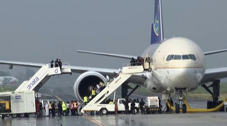 بالتفاصيل - عزل طائرة سعودية في مطار الفلبين لهذا السبب