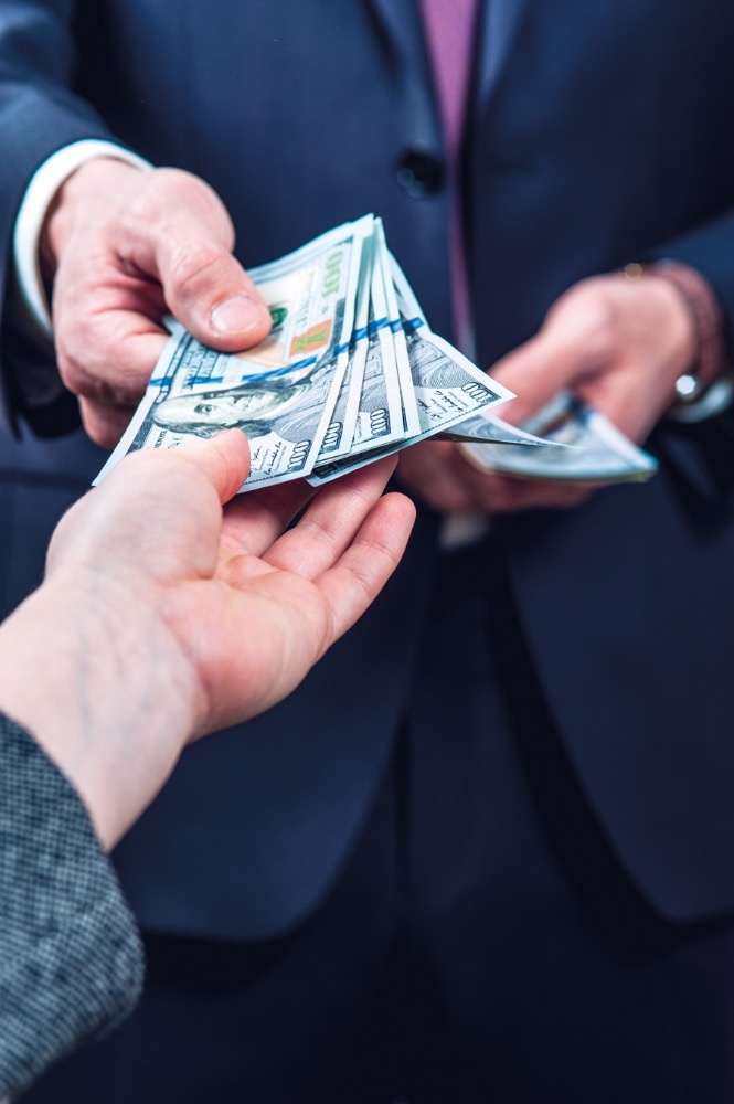 قضية في المحاكم وجدل ديني... راتب زوجك هل يكون سبباً في طلاقك؟