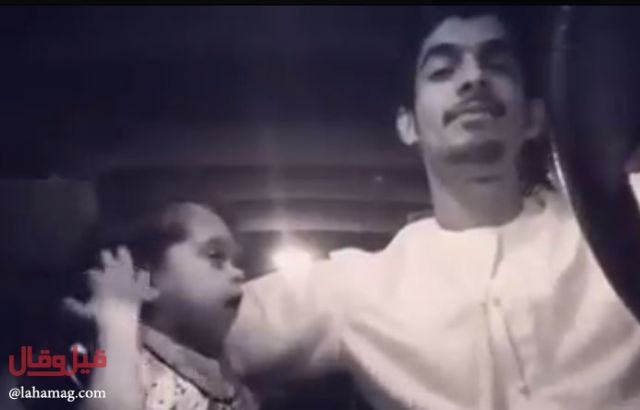 بالفيديو - طفلة خليجية تحاول إقناع والدها بالرقص.. شاهدوا طرافتها!