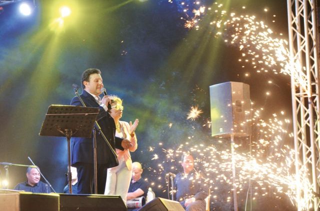 هاني شاكر يغنّي في المقطم وجمهوره يرتدي «تي شيرتات» تحمل صوره