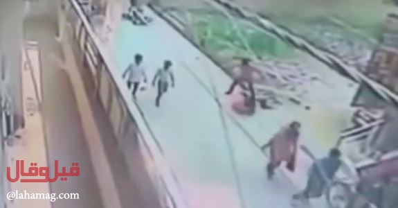 بالفيديو - جريمة شنيعة.. رجل يطعن فتاة في الشارع دون تدخل المارة!