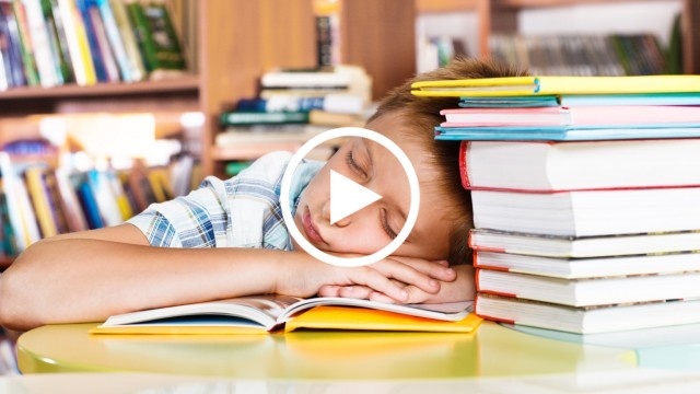 حيل سهلة تدفع طفلك إلى النوم في وقت مبكر