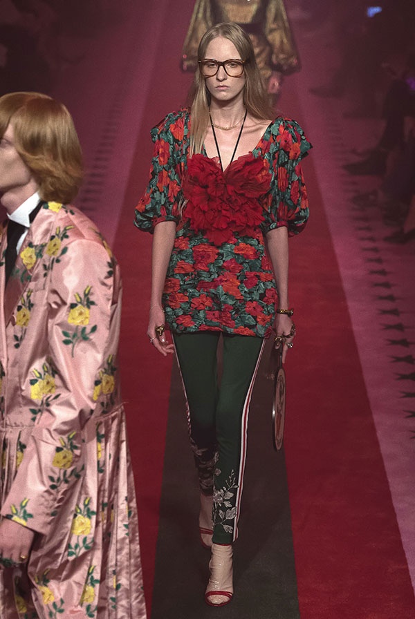 عرض Gucci لربيع 2017 لأسبوع الموضة في ميلانو... دوامةٌ من الألوان يفرض بها Alessandro هويته