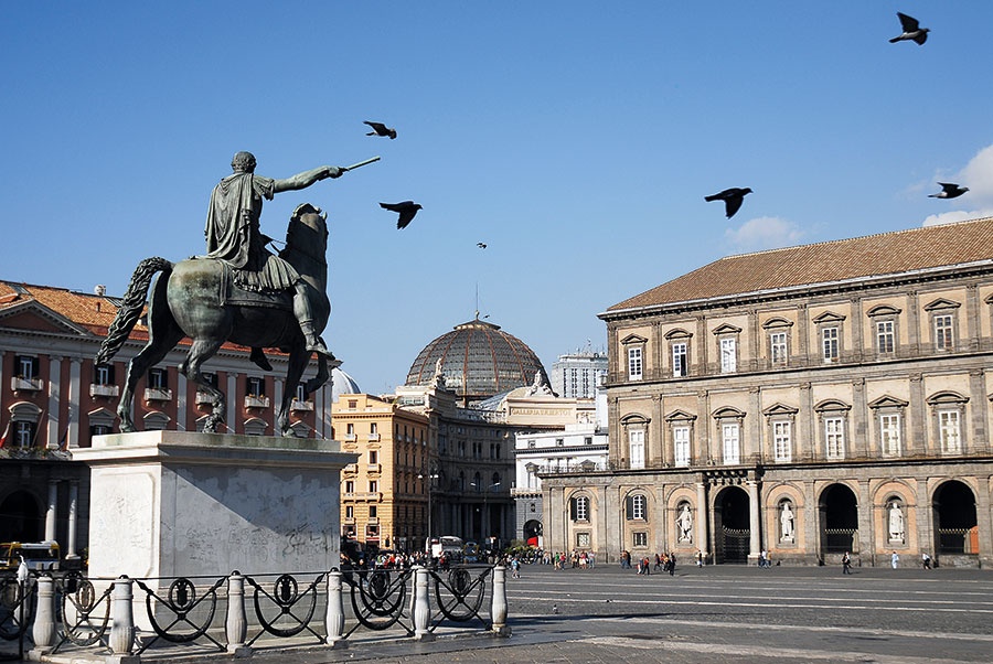 نابولي...  يسكن الغموض تفاصيلها