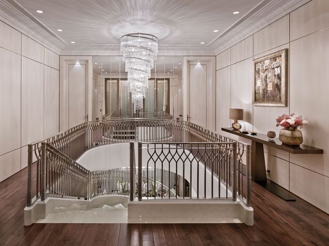 في الدور الأول ومن المدخل المؤدي إلى غرف النوم،  تحكي الأجواء نفسها بلا تكلف بتعابير بسيطة وطرز تجمع بين الكلاسيكي والحديث