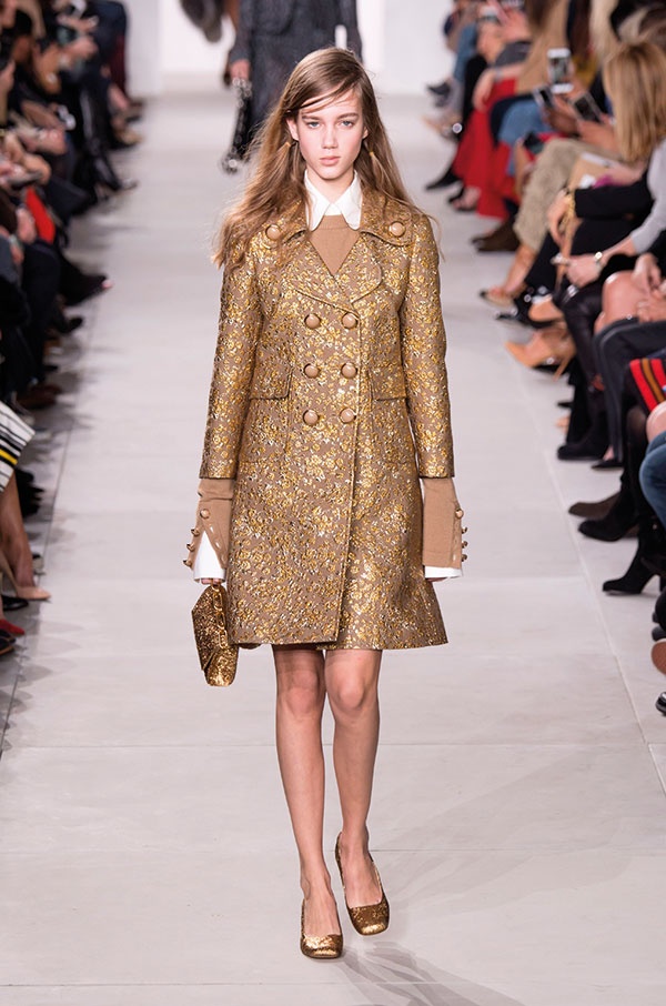 Michael Kors - الستينيات: 
الستينيات زمن أيقونات ما زالت إلهاماً للعديد من المصممين حتى يومنا هذا. فمن منا لا يعشق أسلوب Brigitte Bardot او اطلالة Audrey Hepburn  بالفستان الأسود من فيلم Breakfast at Tiffany's. تحرر وجرأة عُرفت بهما المرأة آنذاك فأصب