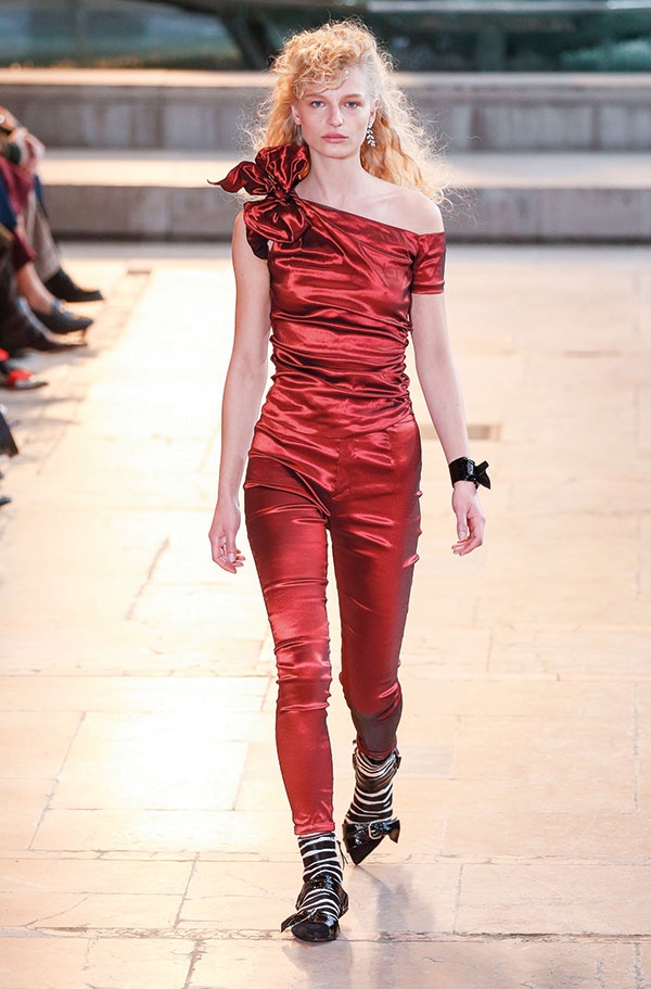 Isabel Marant - الثمانينيات: 
الجنون الذي عرفت به فترة الثمانينيات، تمثلت بأزياء اجتمعت فيها ألوانٌ متضاربة، ترتر وكشاكش نسقت مع سترات جلدية تيمناً بمادونا أيقونة ذلك الزمن. وأحزمة عريضة وسراويل بخصر عالٍ جداً وإطلالات وقعت في فخ المبالغة. 