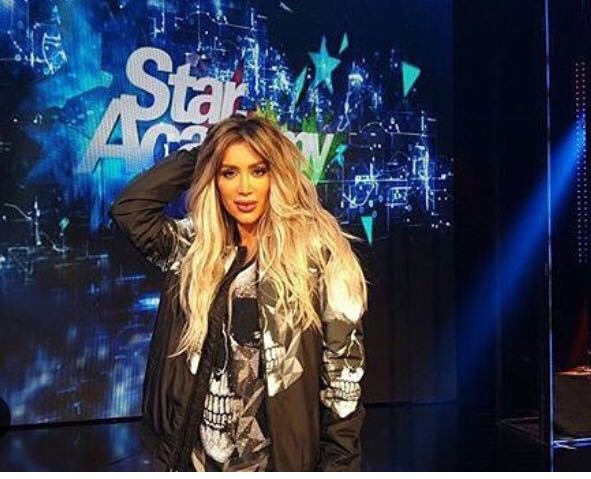 بالفيديو- مايا دياب بأزياء رجالي... تيشيرت من دون بنطال