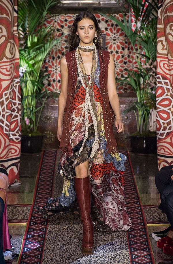 بالصور- عرض روبرتو كافالي لربيع وصيف 2017 مبالغة بوهيمية