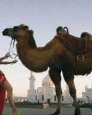 فنانة مسلمة شهيرة تنشر فيديو وهي ترقص أمام أحد المساجد...