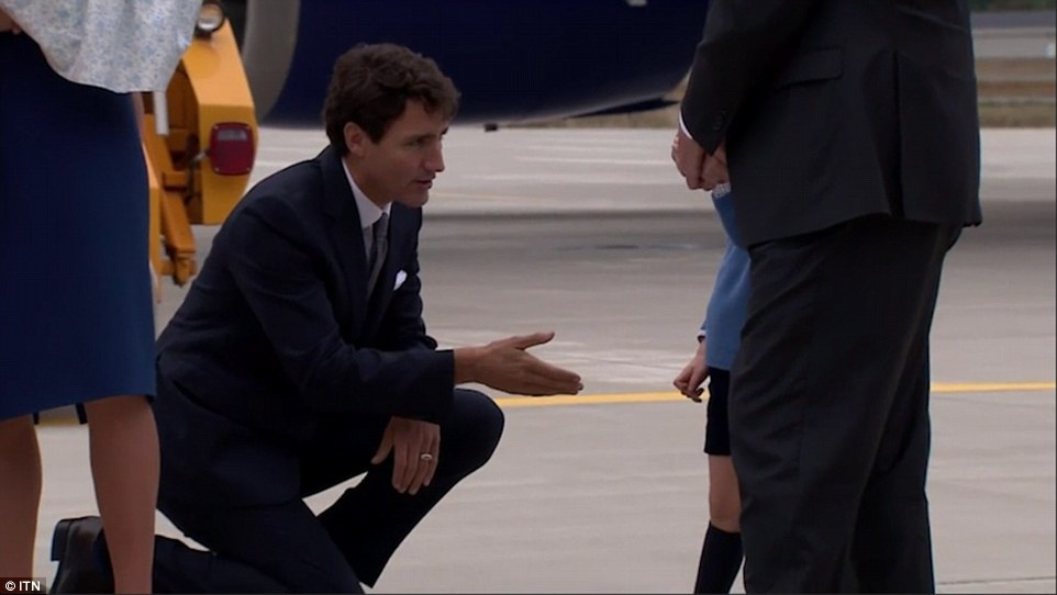 بالفيديو - الأمير جورج يرفض مصافحة رئيس وزراء كندا.. شاهدوا طرافته