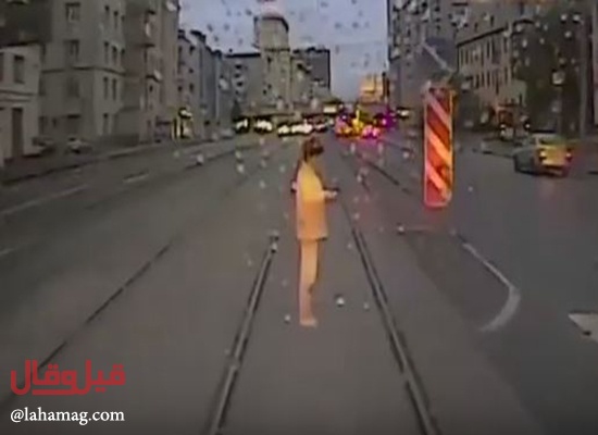 فيديو صادم... امرأة تكتب على هاتفها وتنتهي تحت عجلات الترام