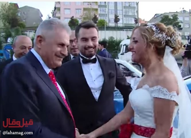 بالفيديو - رئيس الوزراء التركي يترك موكبه بالشارع لتهنئة عروسين ويقدم هدية للعريس