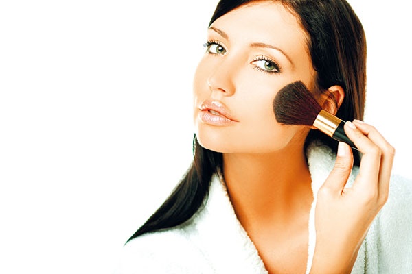 هكذا تبدين أصغر بالماكياج