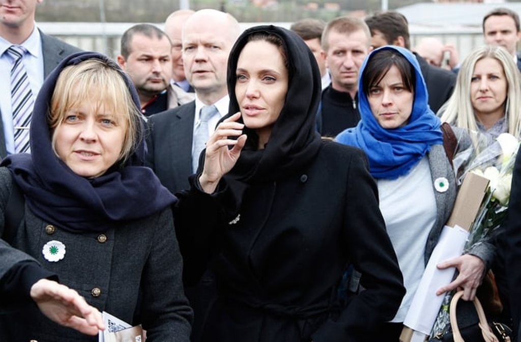 اكتشفي سرّ المرأتين اللتين لا تفارقان أنجلينا جولي... هل شجّعتاها على الطلاق؟