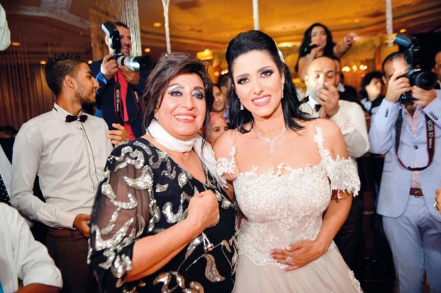  سهير المرشدي وابنتها العروس الفنانة حنان مطاوع
