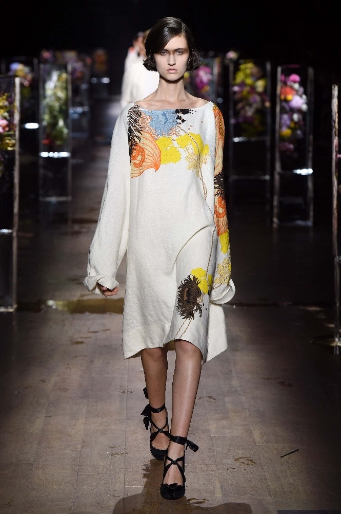 عرض Dries Van Noten سرٌ تعكسه المنحوتات الثلجية