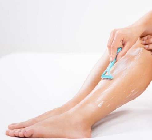 تخلّصي من شعرك الزائد عند الساعة 10 مساءٍ .. لهذا السبب العجيب