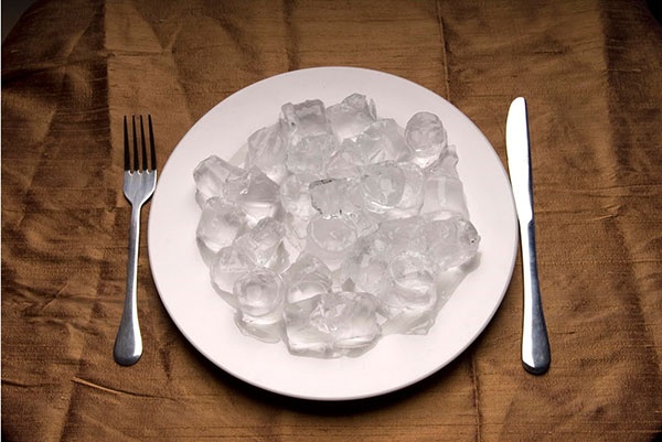 هذا هو عدد الكيلوغرامات التي قد تخسرينها إذا أكلت مكعبات الثلج !!