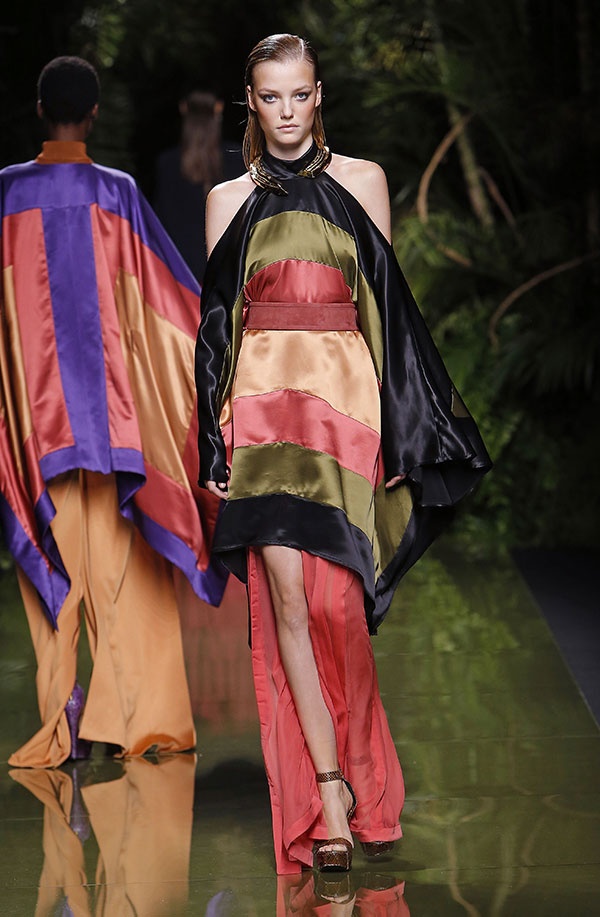 بالصور- العباءات والقفطانات تجتاح عرض Balmain لربيع وصيف 2017