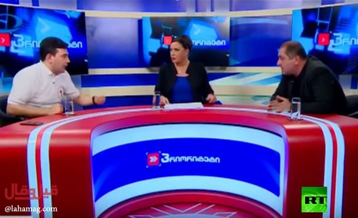 بالفيديو- مذيعة تتلقى ضربة على رأسها بعدما حاولت تهدئة ضيفيها!! شاهدوا ماذا حلّ بها